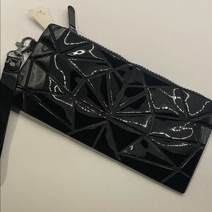 BNWT Lucky 7 Women's Chic Black Geometric Wristlet
